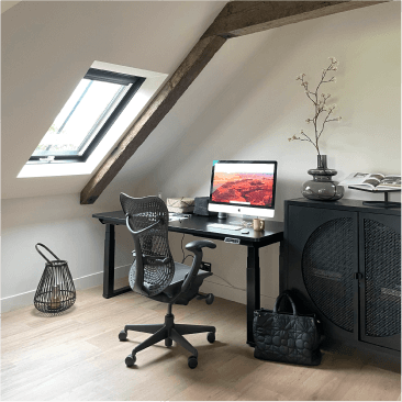 FlexiSpot E7Q Odin 4-leg electric height adjustable standing desk in an attic home office, shared by @wendy_studiozinnig