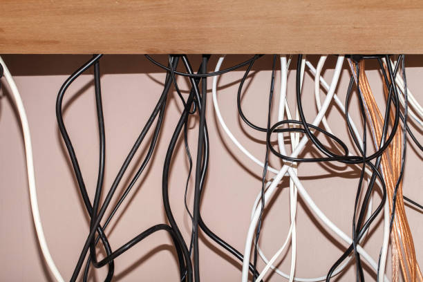 Cómo organizar cables y dispositivos electrónicos en la oficina